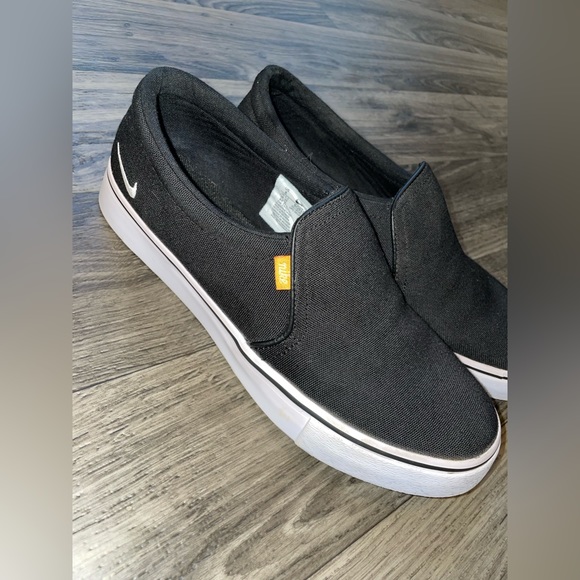 Nike Shoes - Nike slip on sneaker
